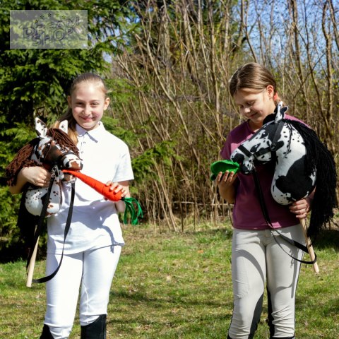Skippi Hobby Horse - w plamy - czarne plamki - koń na kiju - kantar Skippi Hobby Horse - w plamy - czarne plamki - koń na kiju - kantar